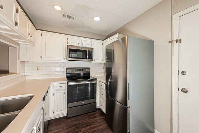 Building Photo - 871 Hampton Hill Ct
