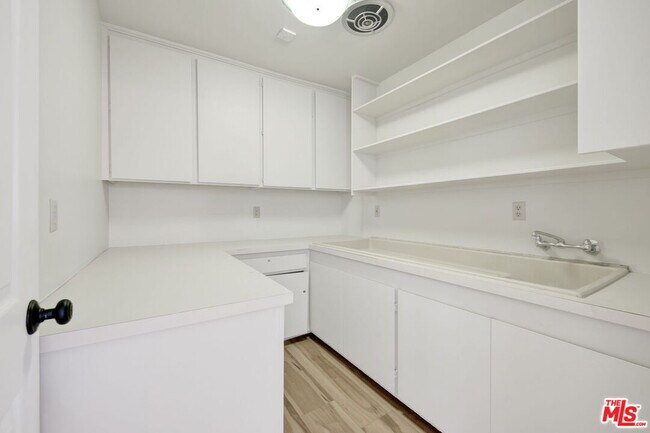 Building Photo - 16608 Park Ln Cir
