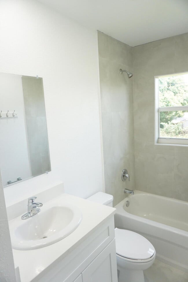 Building Photo - 1181 W 28th St