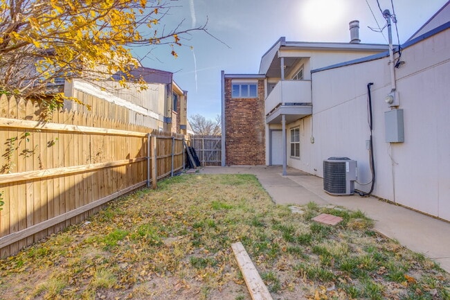 Building Photo - Two Story, 2 Bed / 1.5 Bath Duplex with Mo...