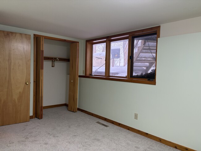 Building Photo - 6526 Bettys Ln