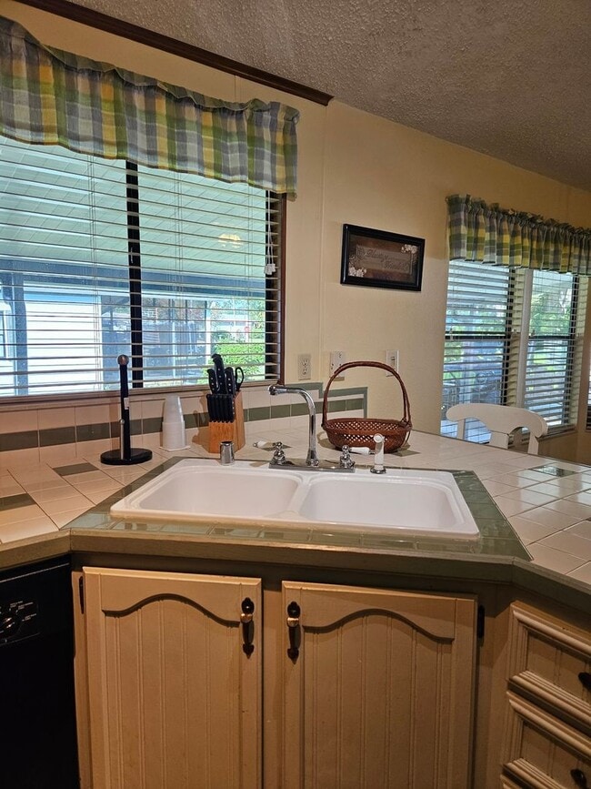 Building Photo - 2 bedroom 2 bath home int the beautiful La...