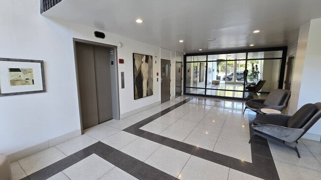 Building Photo - 7560 Hollywood Blvd