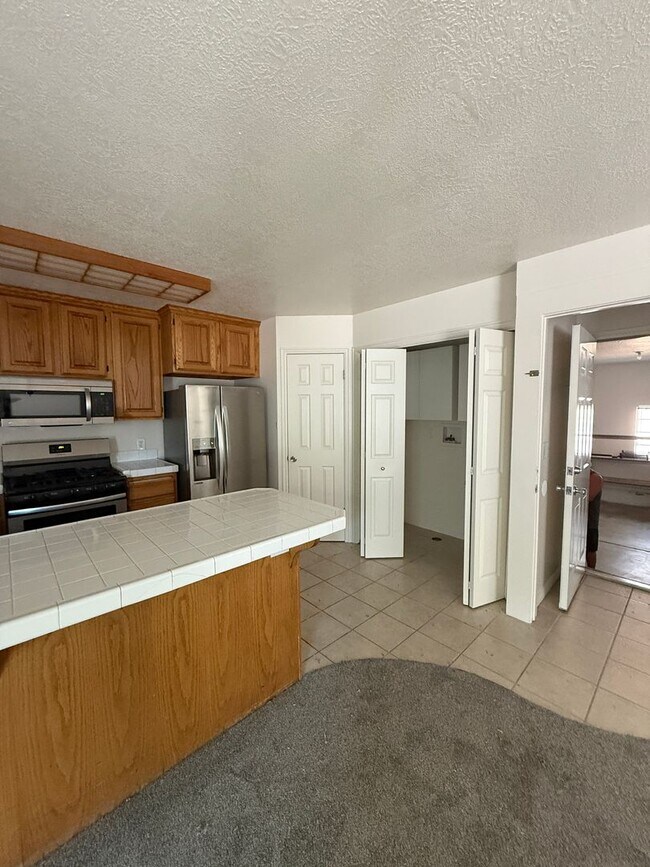 Building Photo - Dual-Living 6-Bed Rambler | 2 Kitchens & 2 Laundry Rooms!