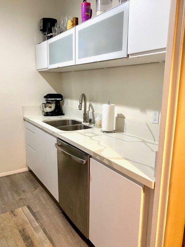 Building Photo - Upstairs 1 bedroom 1 bathroom apartment - ...
