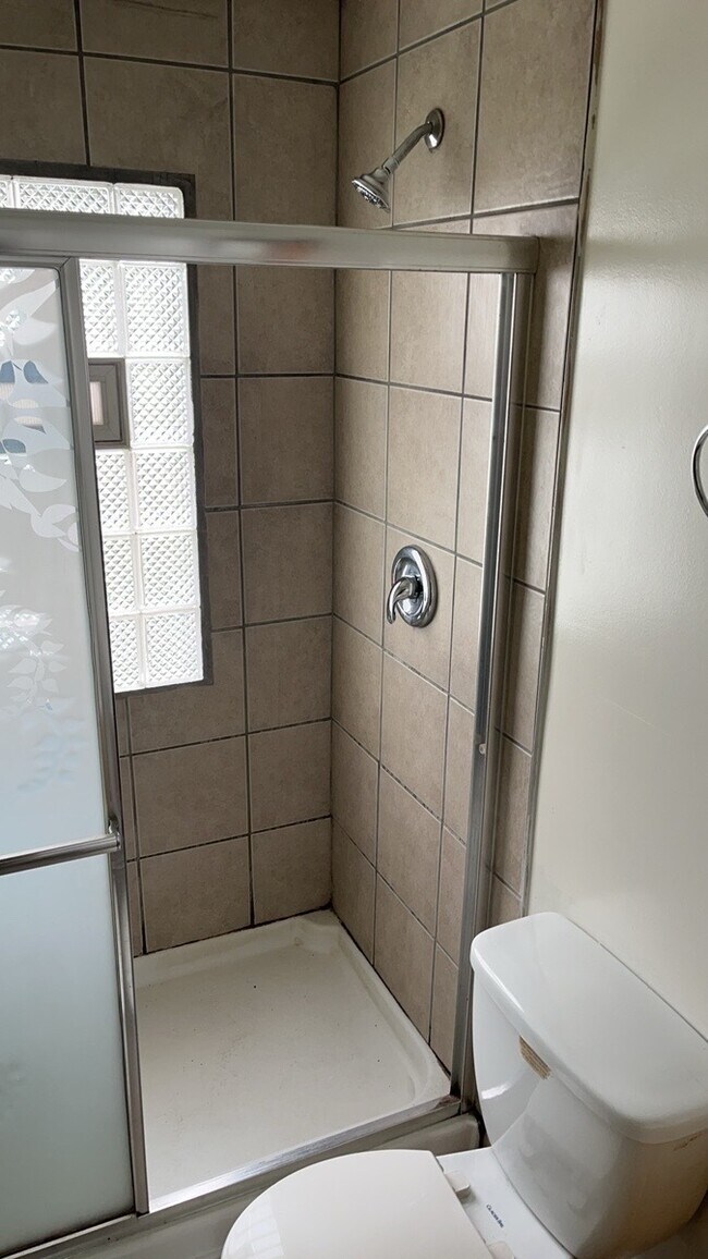 Building Photo - 32 Stafford Ave