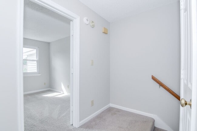 Building Photo - 2 Bed Townhouse!