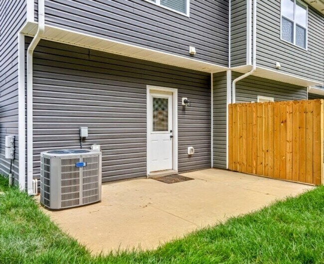 Building Photo - Luxury Townhome For Rent Near Billy Dunlop Park!