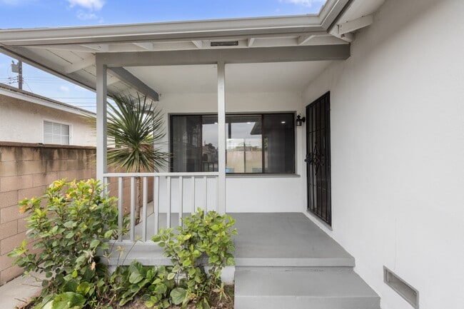 Building Photo - 13921 Daphne Ave