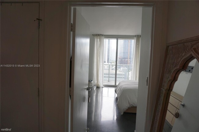 Building Photo - 1 br, 1 bath Condo - 55 SE 6th St Apt 1808