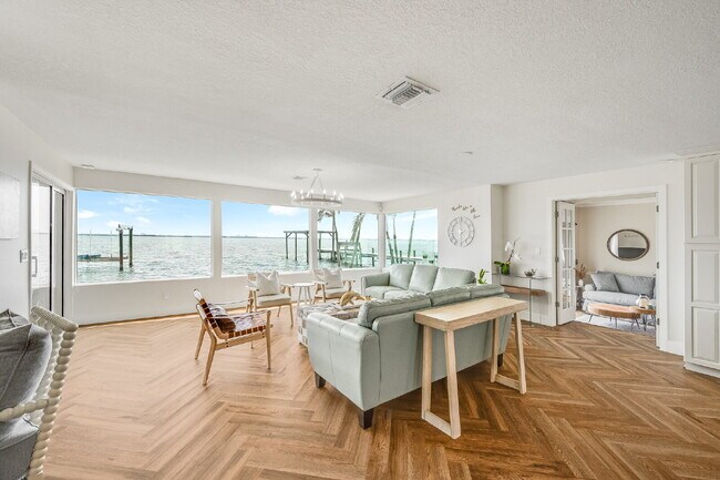 Building Photo - Gorgeous Riverfront 3/2 with dock!!