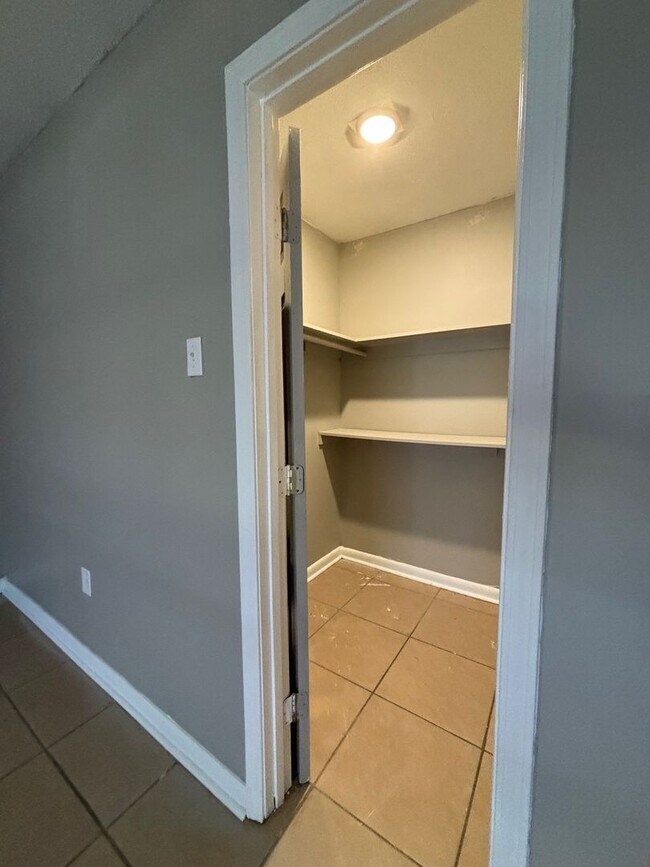 Building Photo - 2 Bedroom 2 Bath Multi Family Home