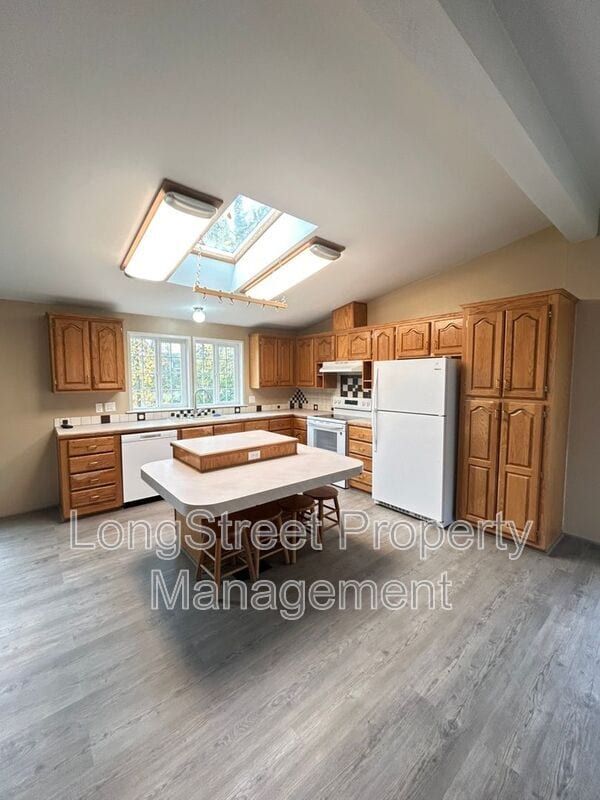 Building Photo - 2520 NW Robinhood St