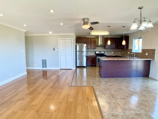 Building Photo - Updated TOP FLOOR 2BR/2BA FLAT! IN-UNIT LA...