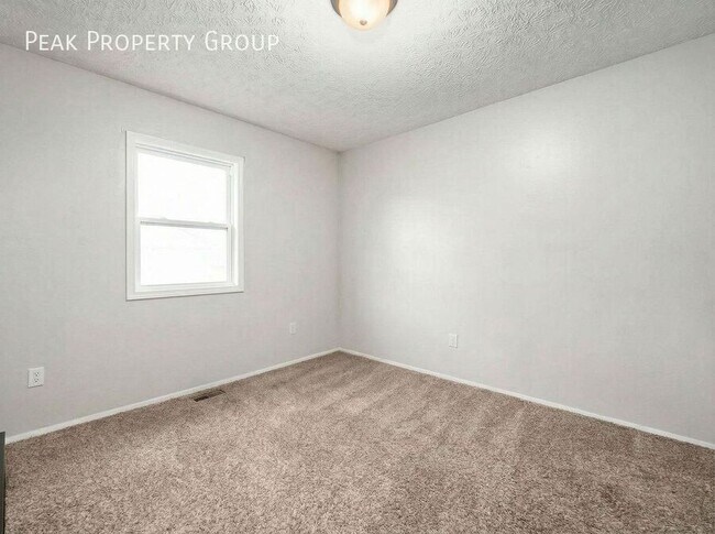 Building Photo - 1393-1395 Summit Street-2 Bedroom