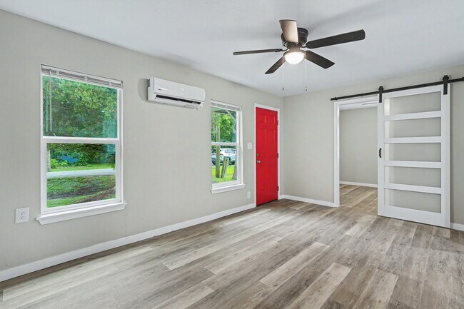 Building Photo - 422 Waco Ave