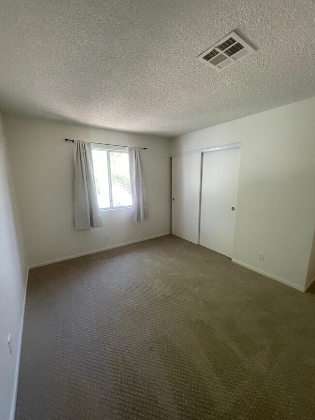 Building Photo - Beautiful upstairs 2-bedroom, 2-bathroom apartment