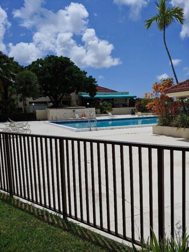 Building Photo - 105 Lake Emerald Dr