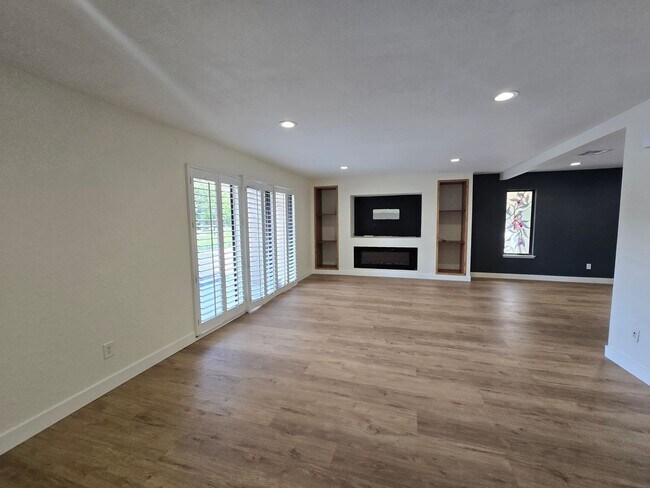 Building Photo - Hawarden Hills Home