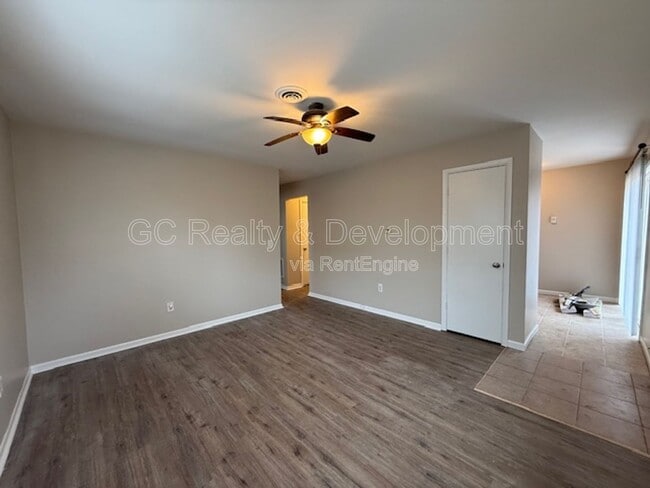 Building Photo - 510 W Kendall Dr