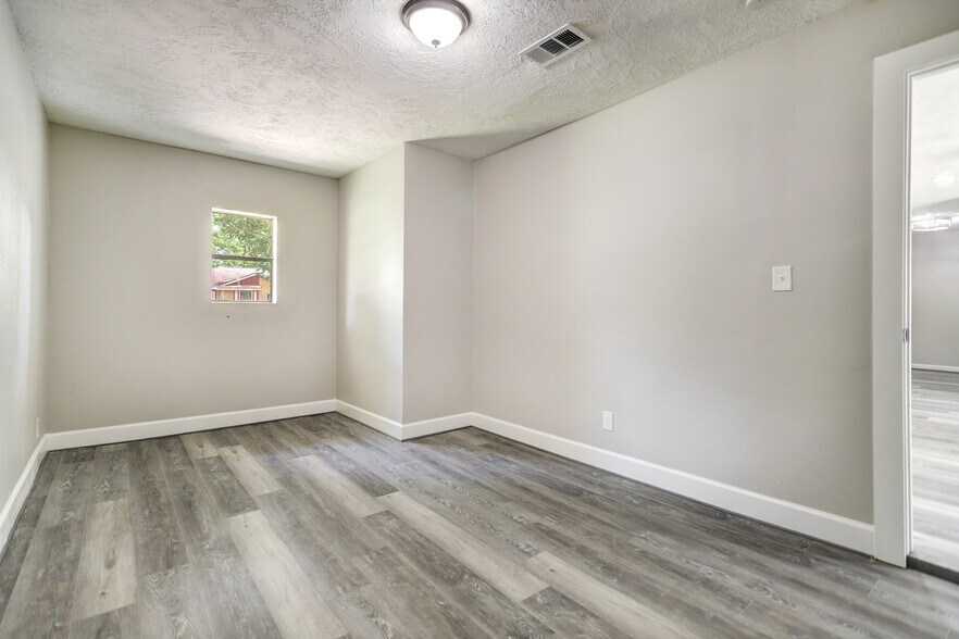 Building Photo - 4411 Oak Shadows Dr