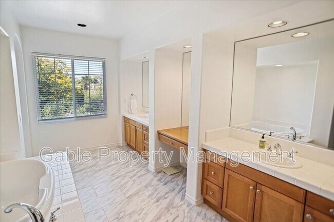 Building Photo - 26155 Lone Rock Ct