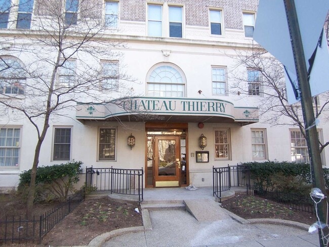 Building Photo - Château Living in this Dupont Circle Delightful Studio- Blocks from the Metro!