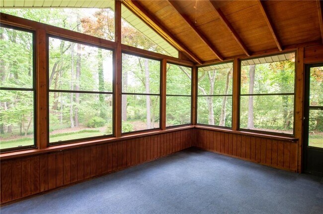 Building Photo - 2852 Talisman Ct NE
