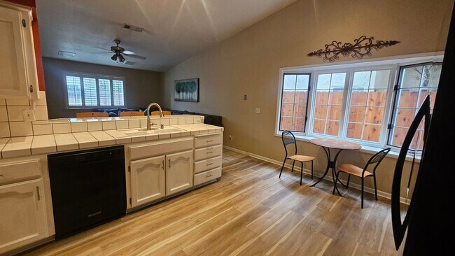 Building Photo - Great NW home with POOL & SOLAR!