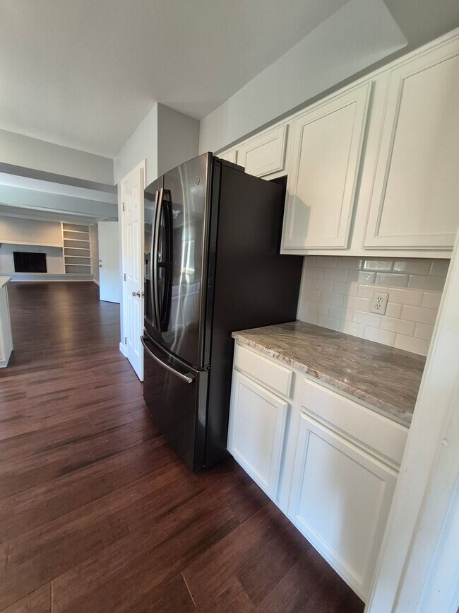 Building Photo - Large 2 story home!!