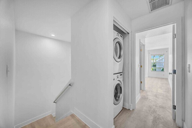 Building Photo - 2 Bedroom and 2.5 Bathroom Townhouse