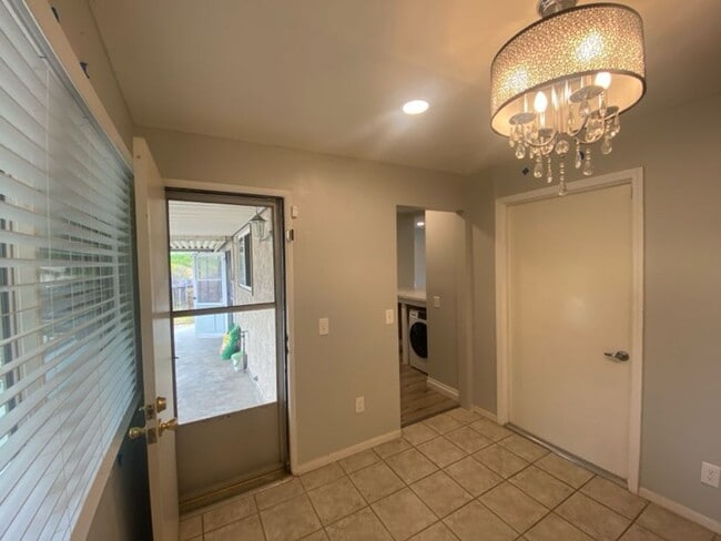 Building Photo - Wonderful 2 Bedroom home in Peacock Hills ...