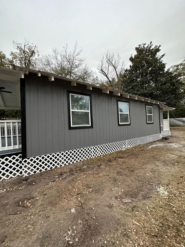 Building Photo - Fully Renovated 3/1 Single Family House Available for Immediate Rent!