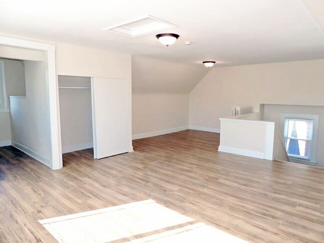 Building Photo - 4 Bed - 1.5 Bath Colonial for Rent in Euclid!