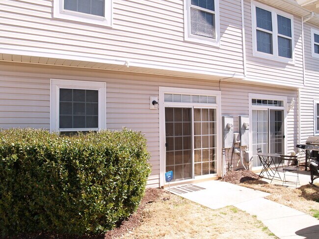 Building Photo - 142 Silverspring Pl