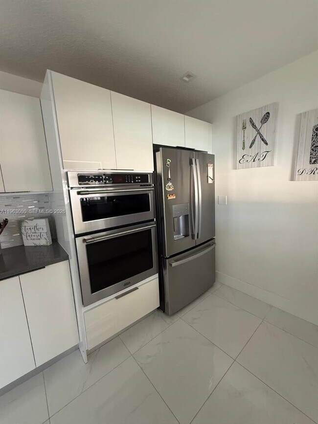 Building Photo - 9611 Jamaica Dr