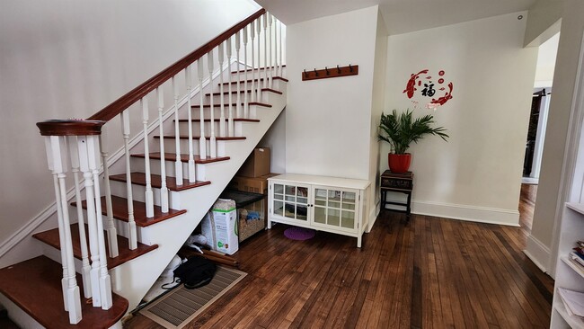 Building Photo - 513 S Brooks St