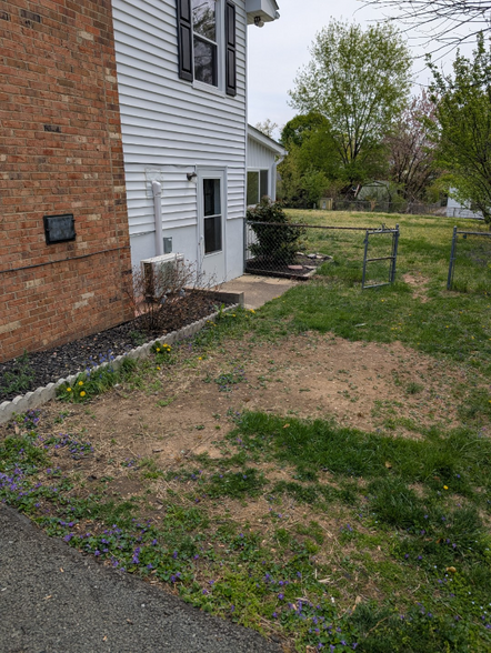 Building Photo - 105 Deerwood Rd
