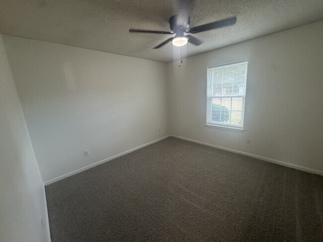 Building Photo - 1619 Leawood Dr