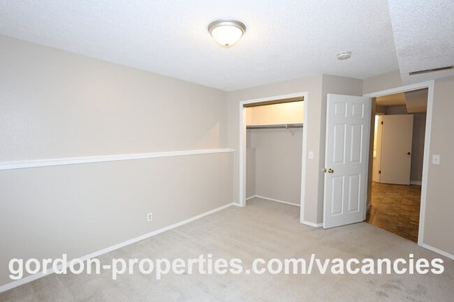 Building Photo - NE 22nd Ct - Gresham 4 bedroom split level home