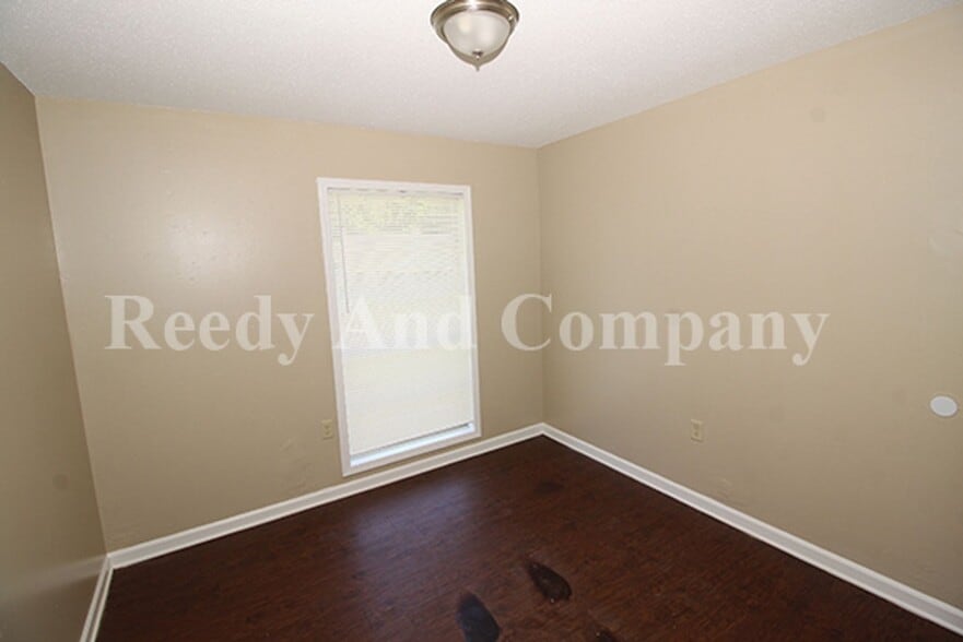 Building Photo - 5197 Chantilly Dr