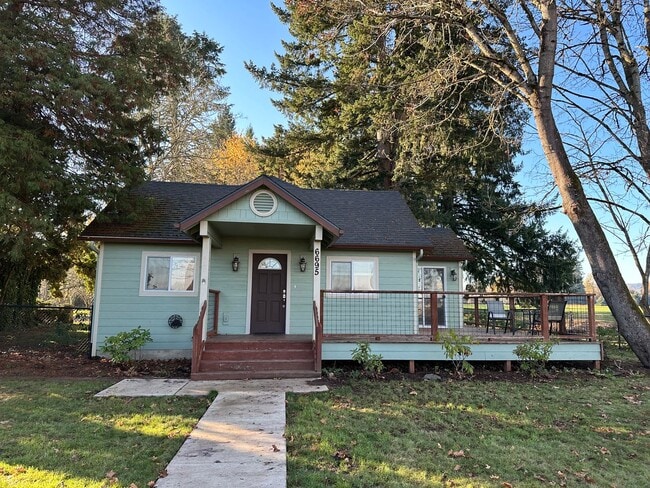 Building Photo - Updated House on 1/2 an Acre Near Spongs Landing Park! Pet Friendly!