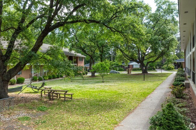 Building Photo - 206 S Elm St