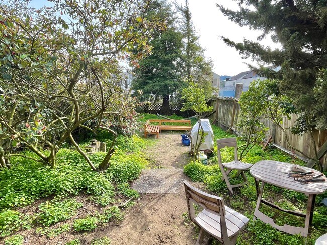Building Photo - Jr.1BR/1BA Garden Unit NOPA Flat! Laundry!...