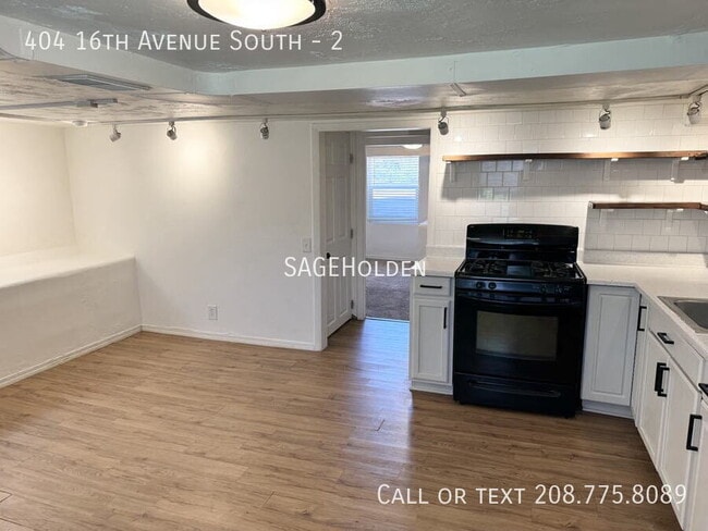 Building Photo - 404 16th Ave S