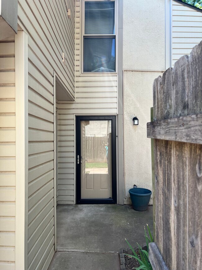 Building Photo - 813 Red Bird Ln