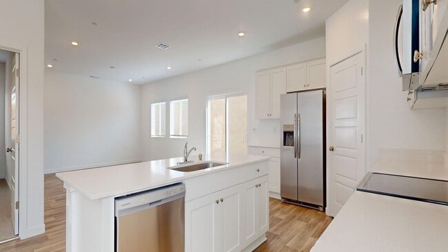 Building Photo - 3249 Carambola Ave