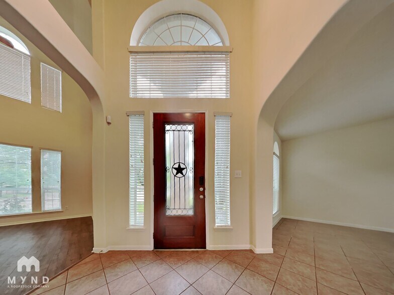 Building Photo - 7711 Summer Shore Dr
