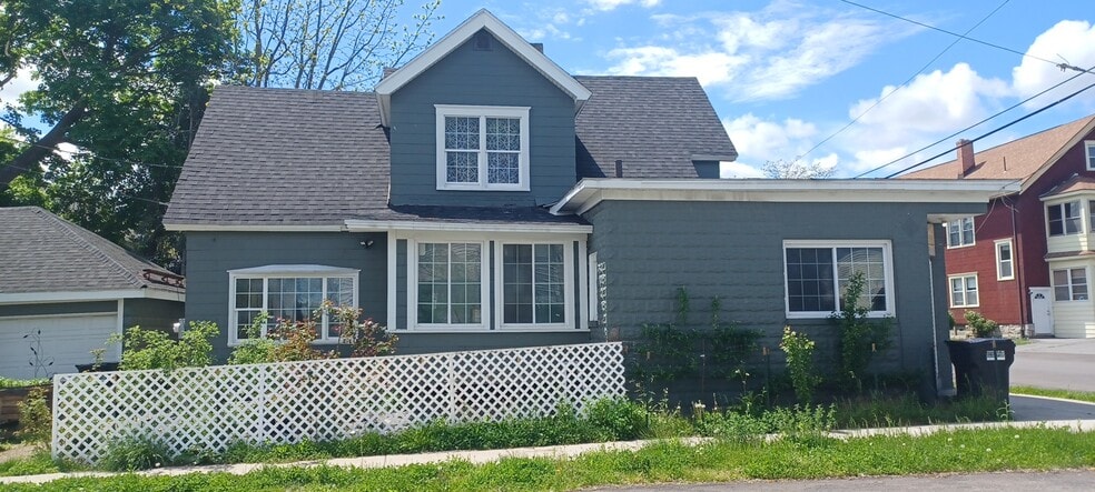Building Photo - 303 Gere Ave
