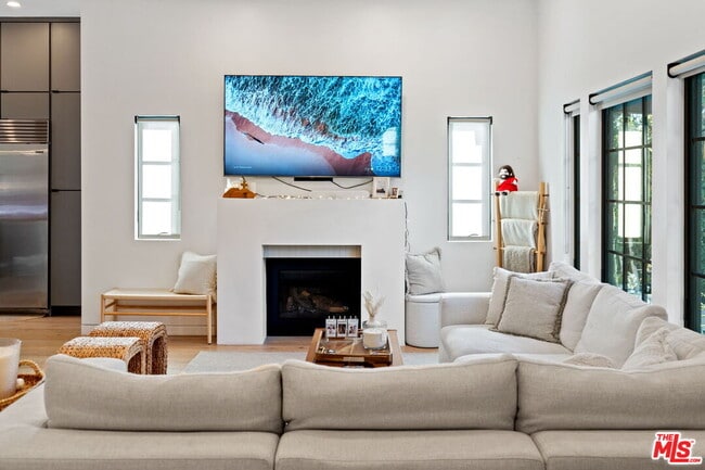 Building Photo - 358 N Bronson Ave